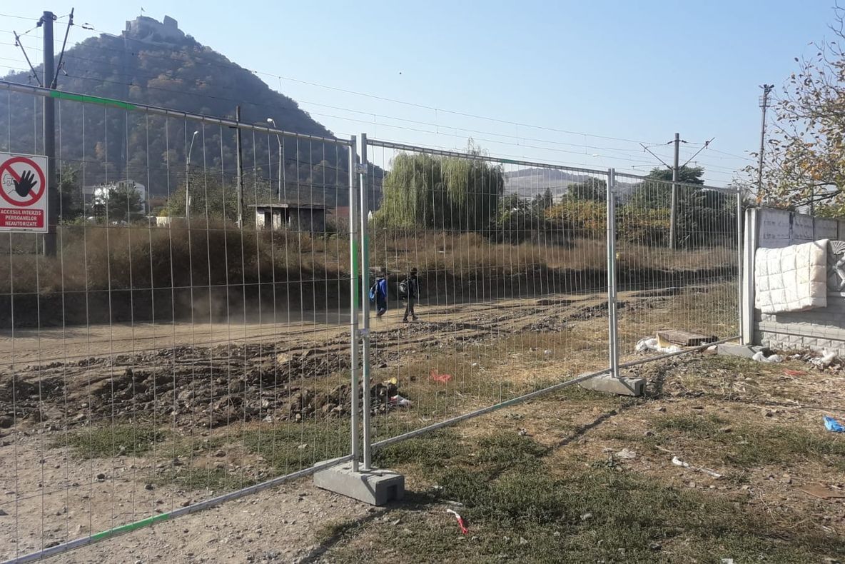 Un cartier întreg din Deva, izolat de restul orașului din cauza lucrărilor la calea ferată de mare viteză. „Suntem ca în ghetou!”