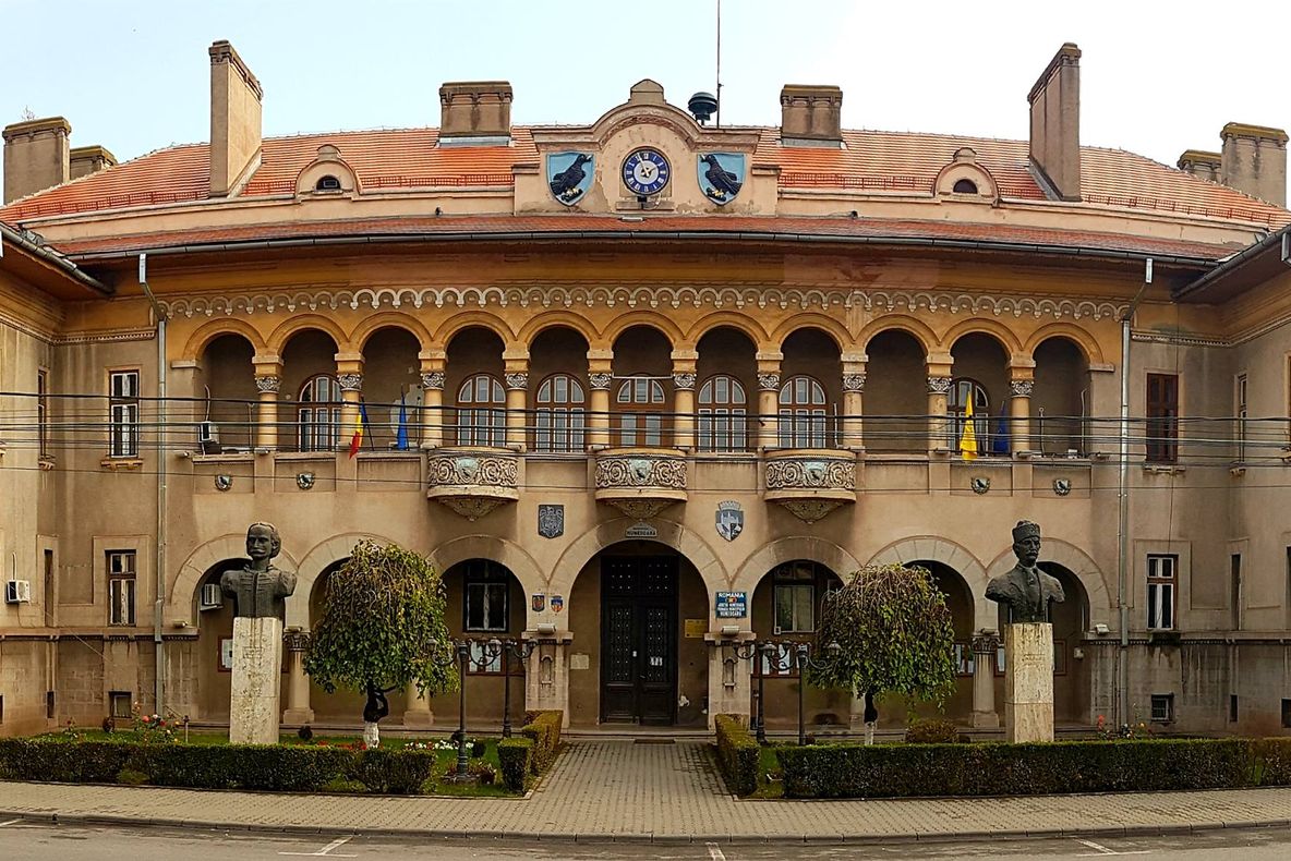 Elevi și sportivi cu performanțe deosebite, premiați de autoritățile locale din Hunedoara