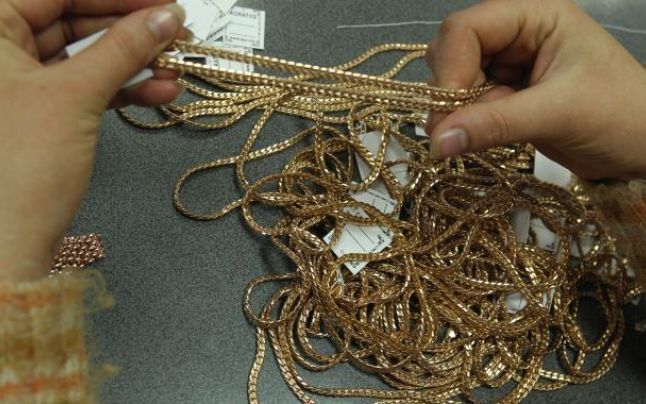 Minoră de 17 ani din Lupeni specializată în furturi