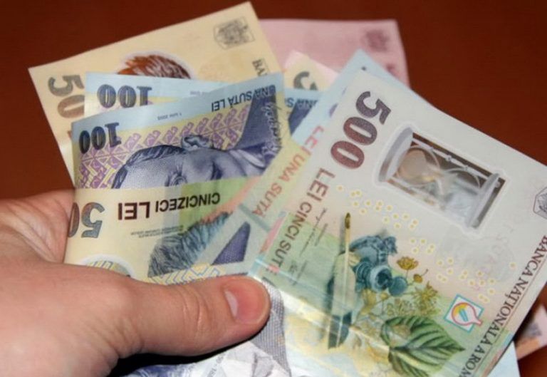 Bătrână lăsată fără 1600 de euro și 2800 de lei