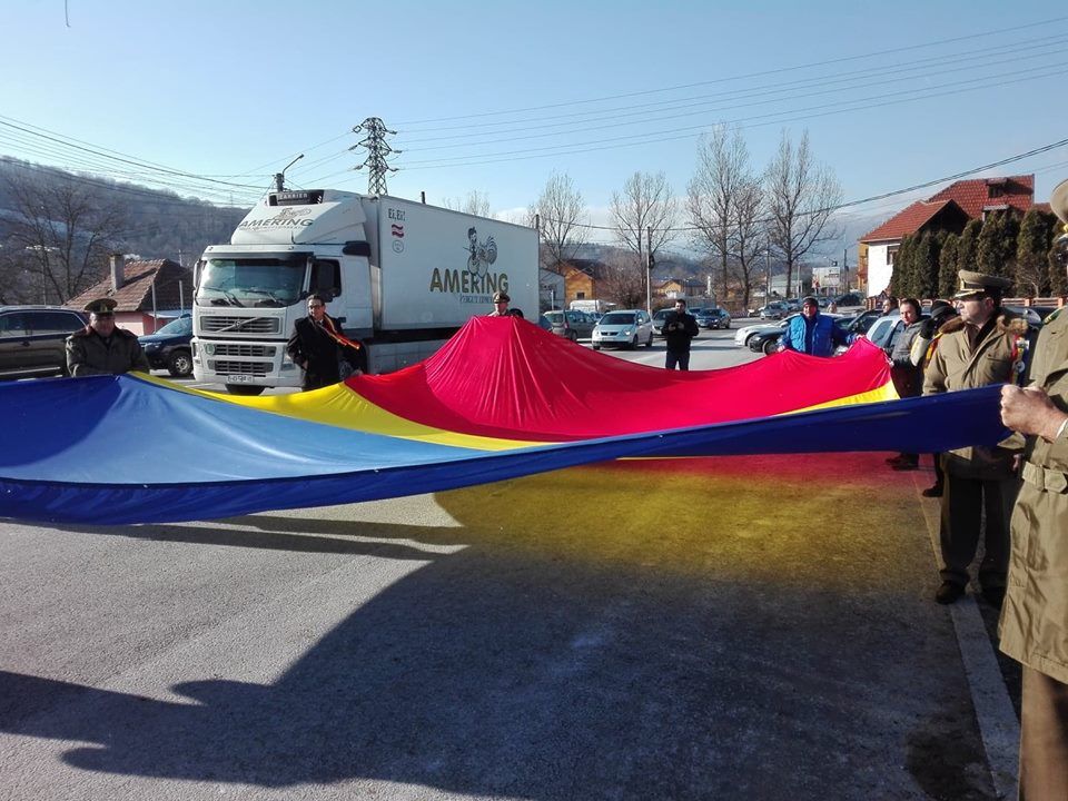 FOTO+VIDEO: Cel mai mare drapel din județul Hunedoara a fost realizat în Valea Jiului, din fonduri private