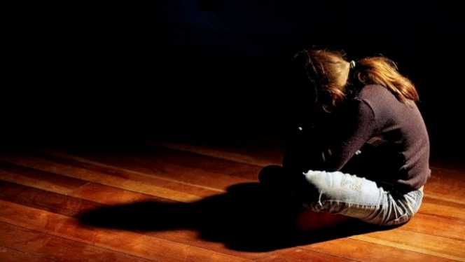 Fetiță de 10 ani, violată de fratele de 16 ani