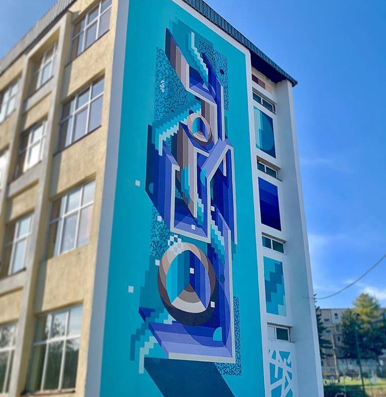 O clădire din Deva și-a schimbat aspectul. Urmează alte două care vor „prinde” culoare