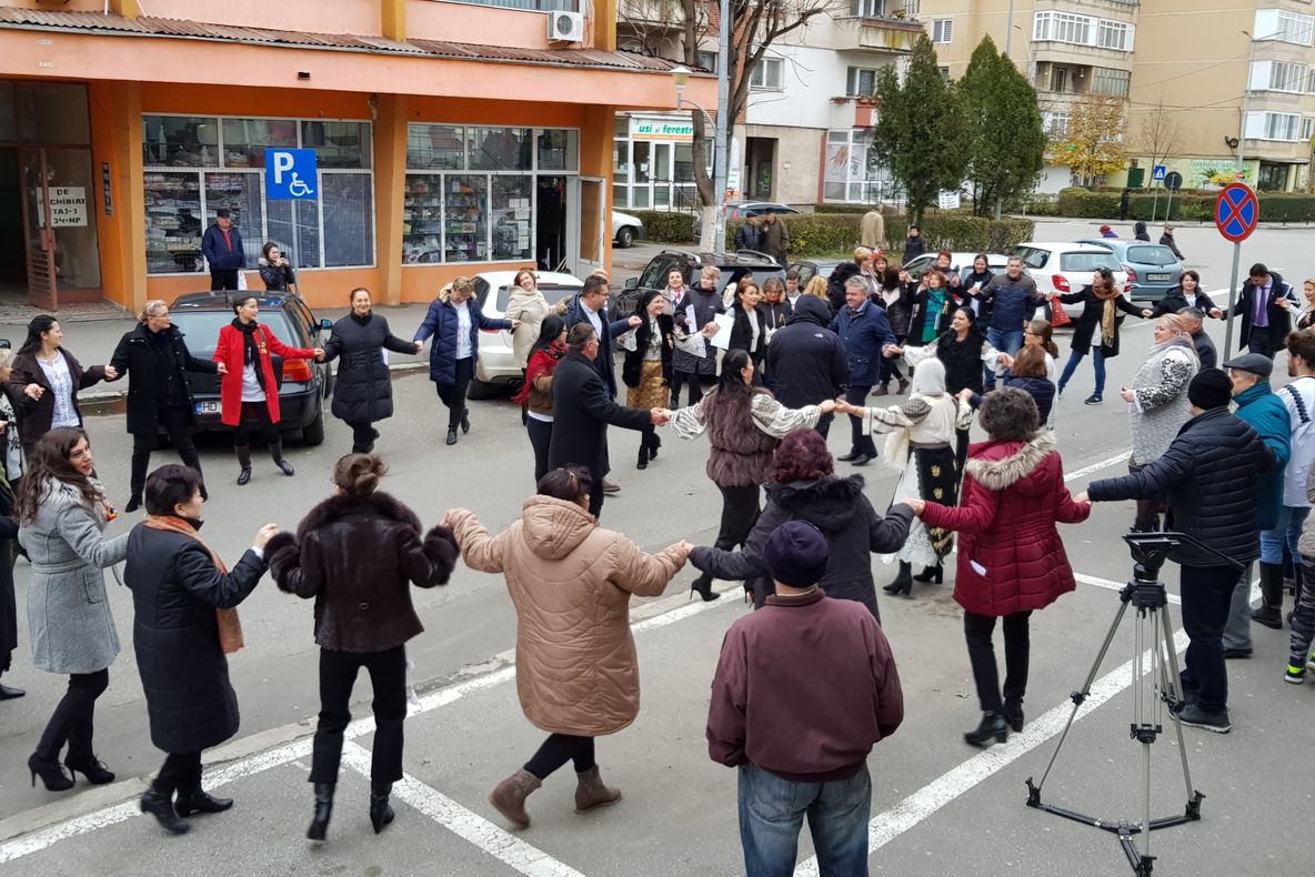 FOTO| Angajaţii DAS Deva au marcat Centenarul. S-au „prins” în Hora Unirii în stradă