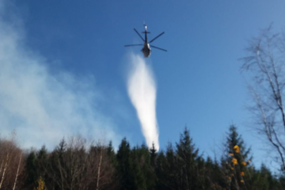 FOTO+VIDEO. Incendiu de proporții în zona Ohaba-Ponor. Se intervine și cu un elicopter
