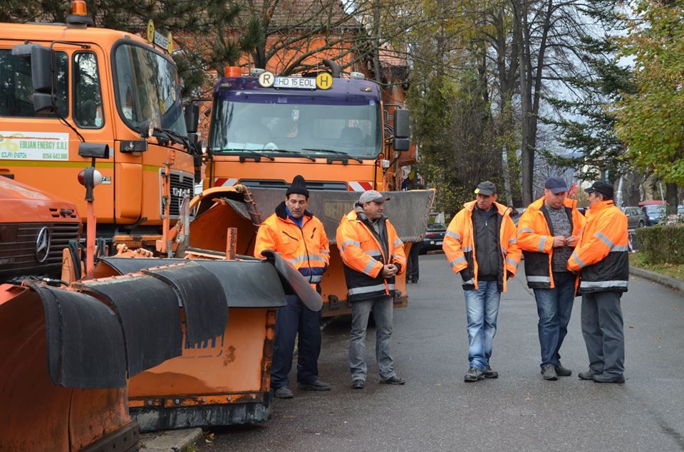 13 utilaje și 17 persoane vor deszăpezi municipiul Petroșani