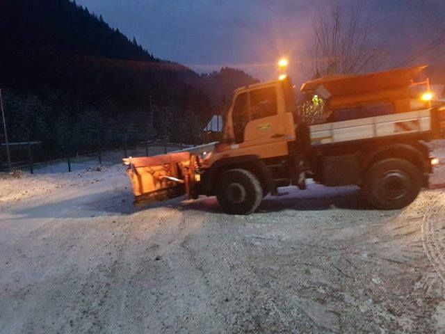 VIDEO: Zăpada s-a așternut pe drumurile județene din Hunedoara