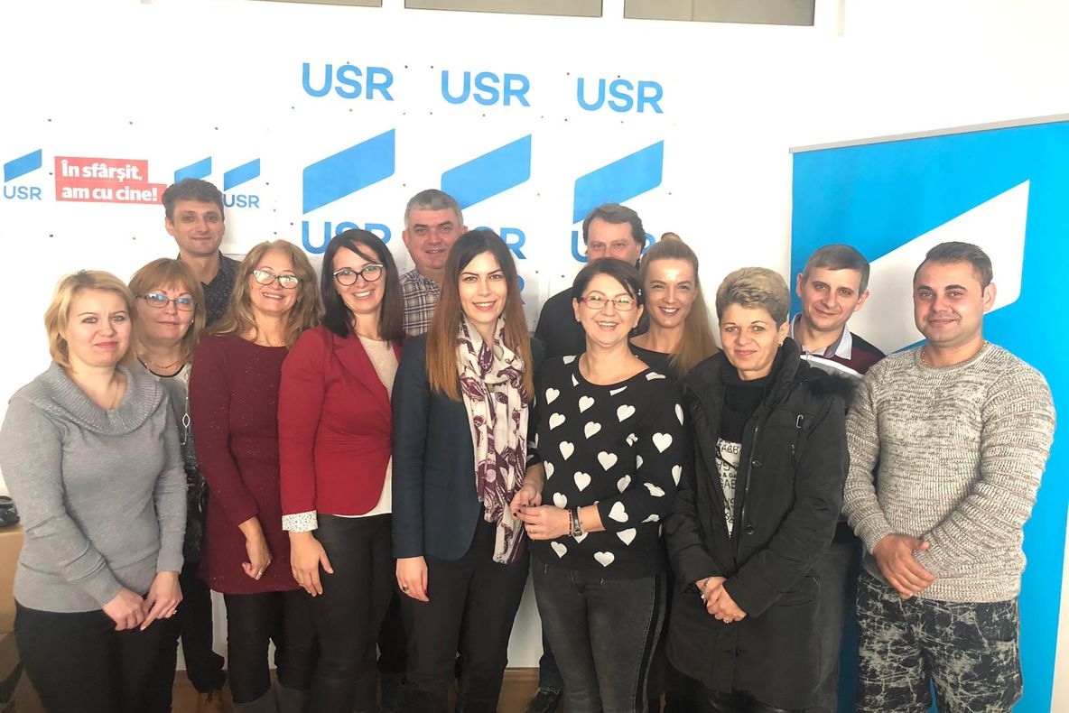 Parlamentar bucureștean, în mijlocul cetățenilor din Valea Jiului