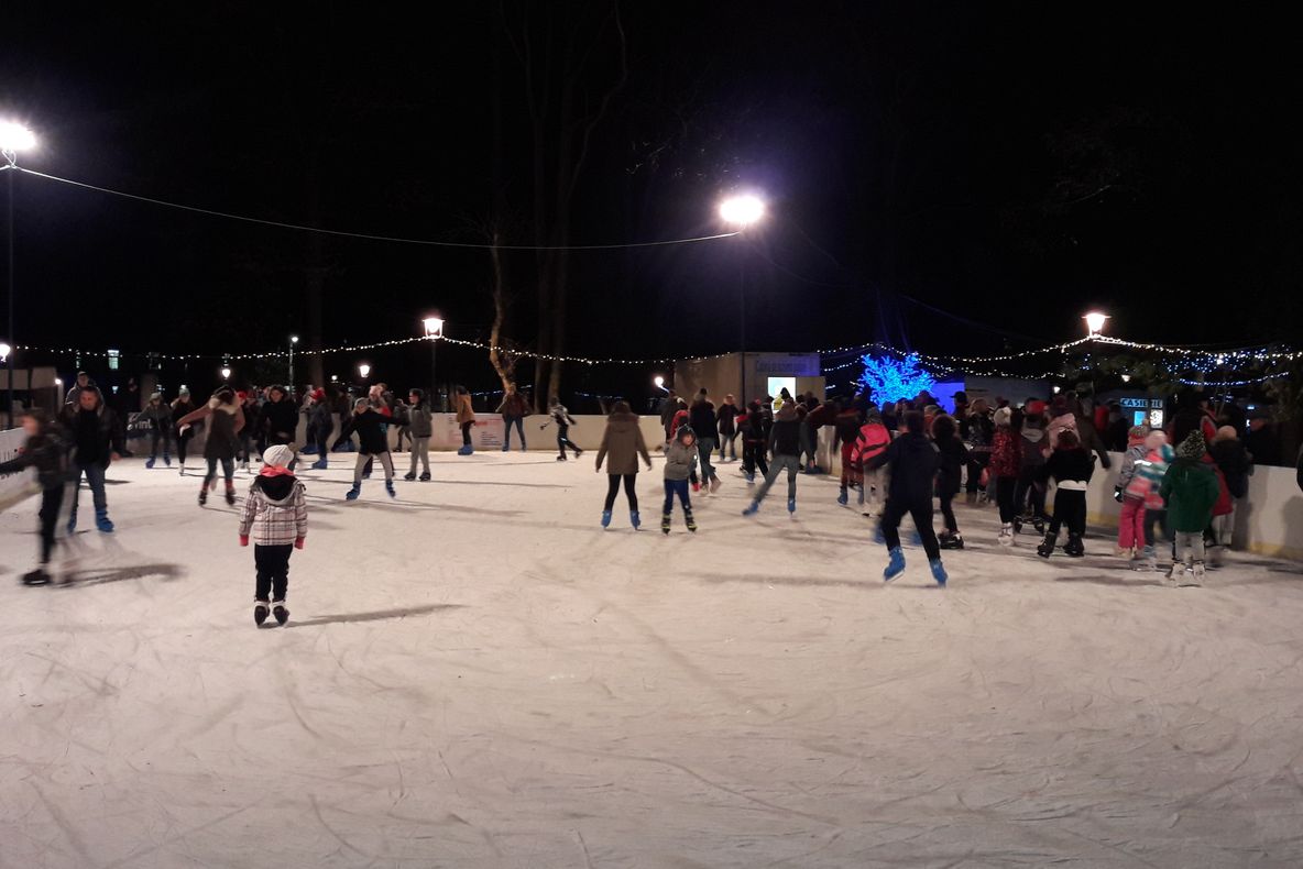 FOTO| Seară magică la patinoarul din Deva. Dulciuri pentru copii de la Moş Nicolae