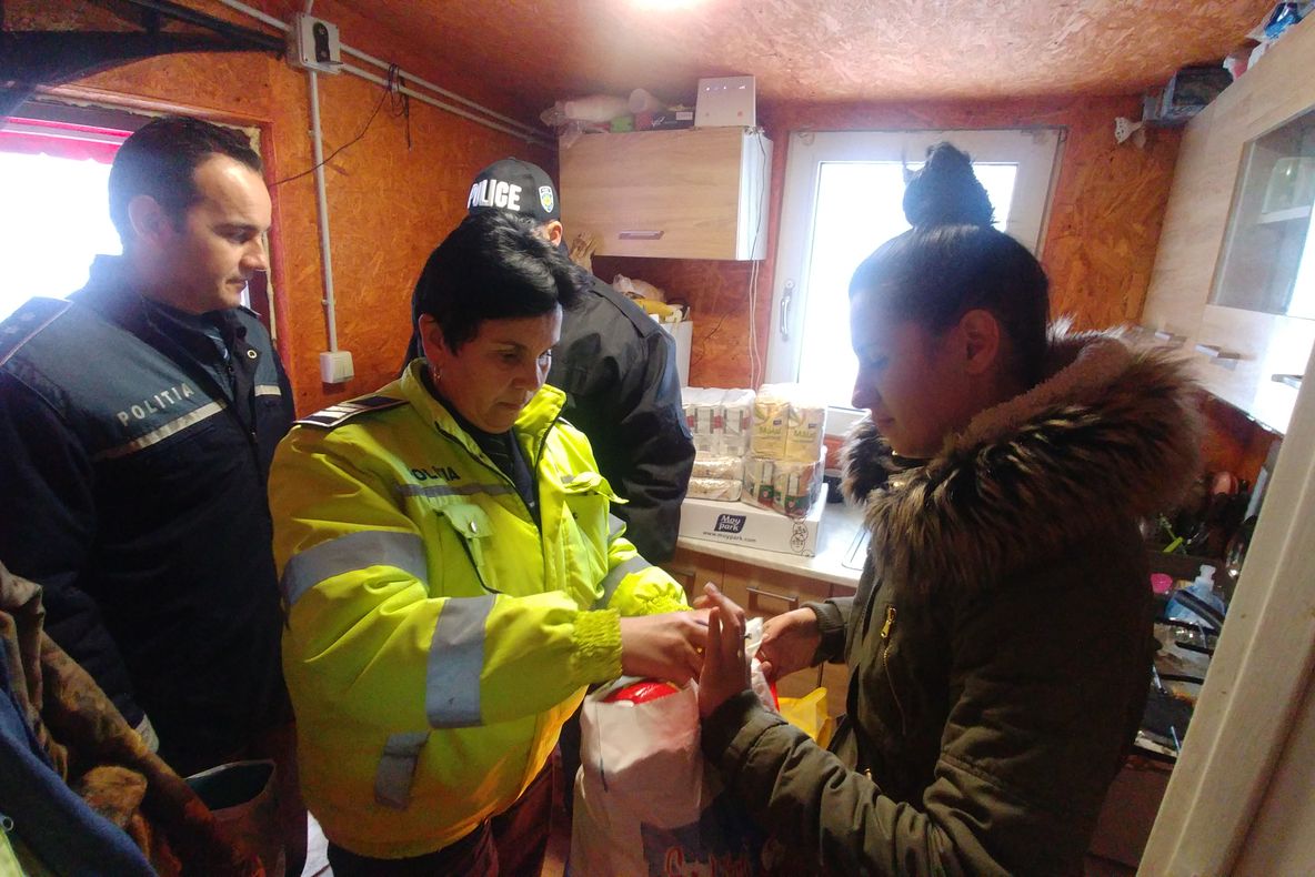 Polițiștii hunedoreni au fost ajutoarele lui Moș Crăciun