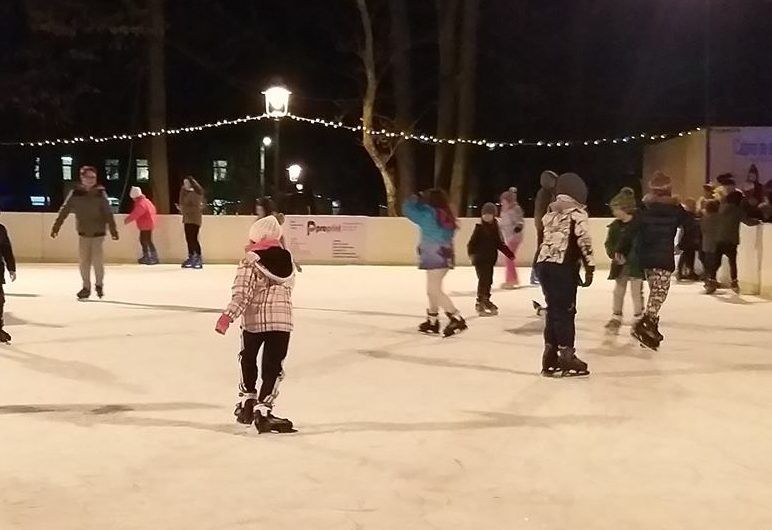 Cadou de la consilierii locali. Acces gratuit pentru copii, până în februarie, la patinoarul din parcul central al Devei