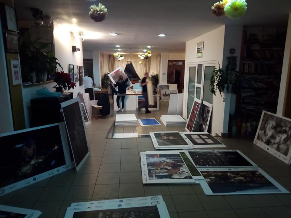 Sute de fotografii, expuse în tunelul „Hăl Mare” de pe traseul mocăniţei care făcea legătura între Hunedoara şi Ghelari