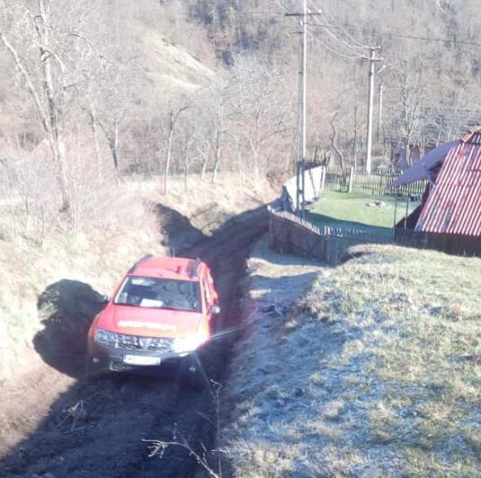 FOTO| Autospecială SMURD, împotmolită în noroi. Echipajul se îndrepta spre o femeie bolnavă