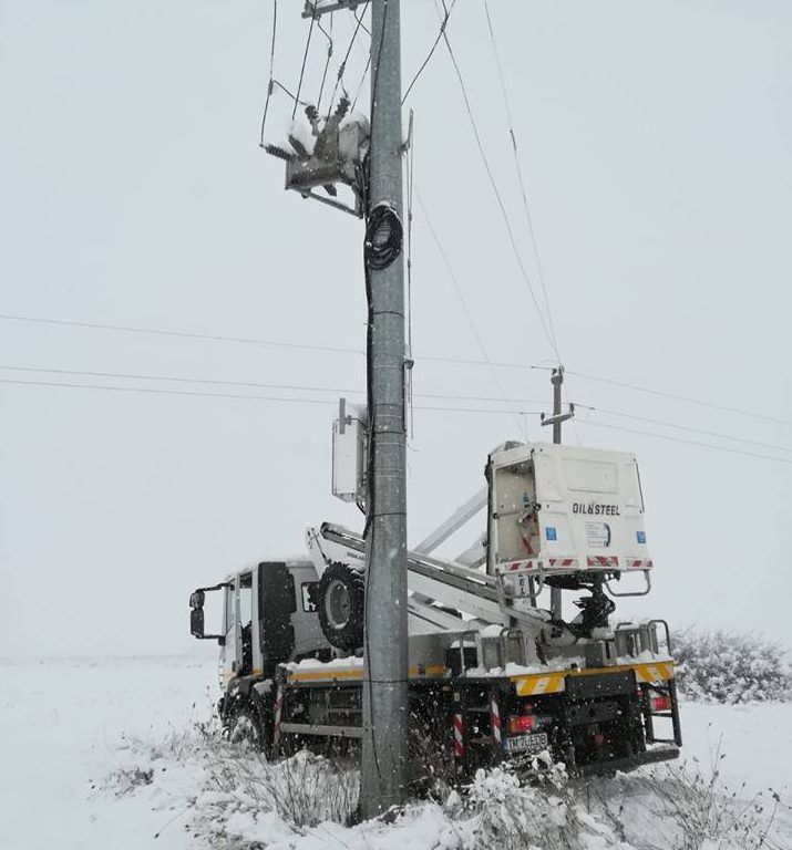 Efectele ninsorii: Mai multe localităţi din judeţul Hunedoara, fără curent electric
