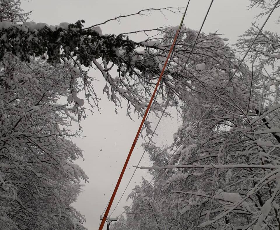 Mii de locuitori ai județului Hunedoara, în continuare, fără curent electric. 36 de localități, nealimentate cu energie electrică