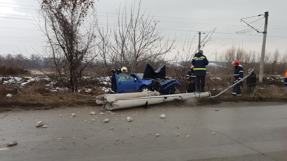 FOTO| Accident rutier pe DJ 687, la Cristur. O mașină a intrat într-un stâlp de iluminat public