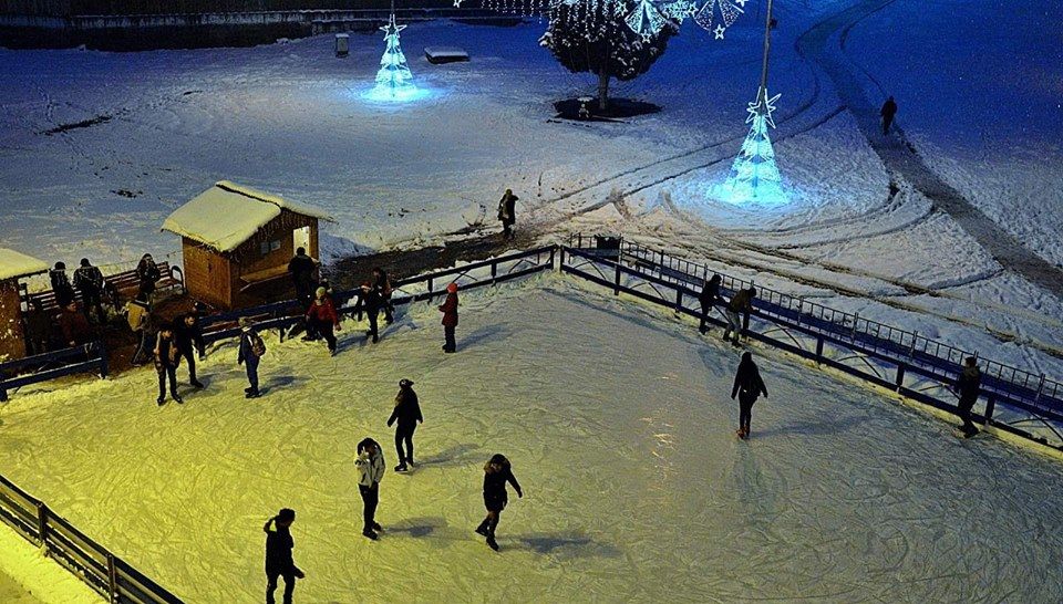 FOTO| S-a dat startul distracției pe gheață și la Hunedoara. Locuitorii, așteptați la patinoar