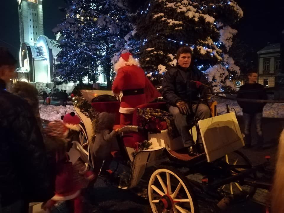 FOTO| Moș Crăciun și elfii au ajuns cu trăsura la Orăștie