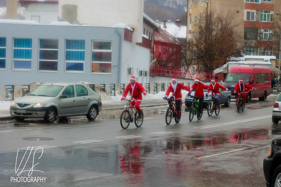 FOTO| Ciclomoșii din Valea Jiului au împărțit, și în acest an, bucurii