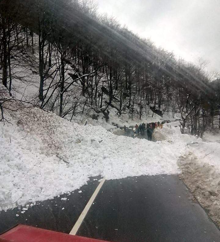 FOTO. Trafic blocat pe Defileul Jiului din cauza unei avalanșe
