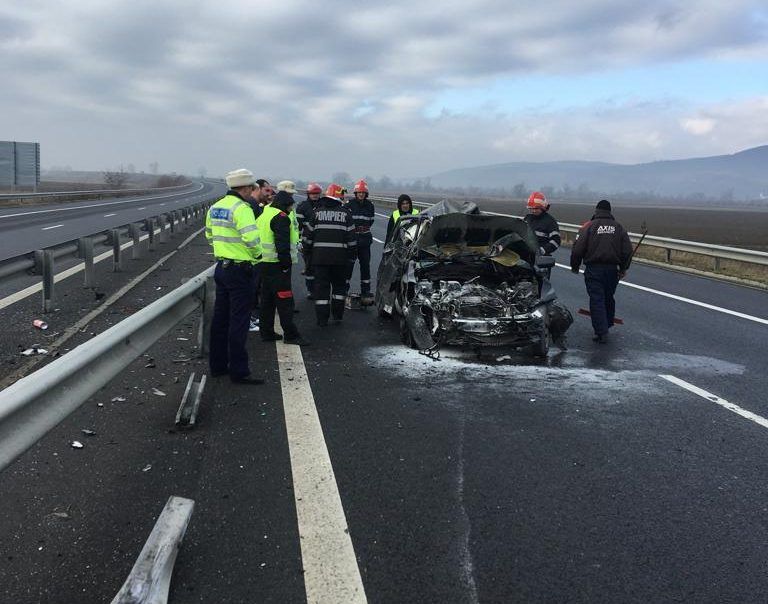 FOTO| Accident pe autostrada A1, între Orăştie şi Deva. O maşină a luat foc după impactul cu parapeţii