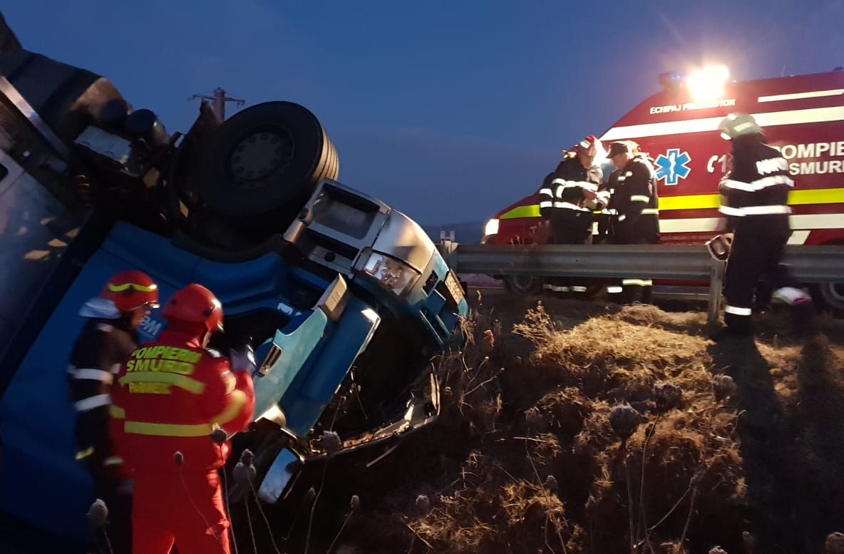FOTO -VIDEO| TIR răsturnat pe DN 7, la intrarea în localitatea hunedoreană Gothatea. Şoferul a murit