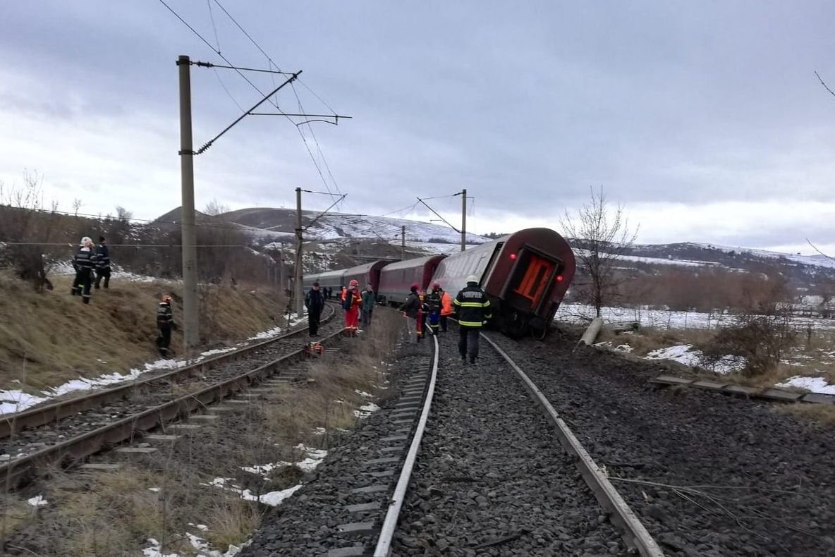 FOTO| Un tren cu 120 de călători a deraiat în județul Hunedoara! A fost activat Planul Roșu de Intervenție