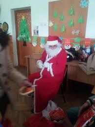 Moș Crăciun a dotat sălile unei școli din Petroșani cu televizoare de ultimă generație