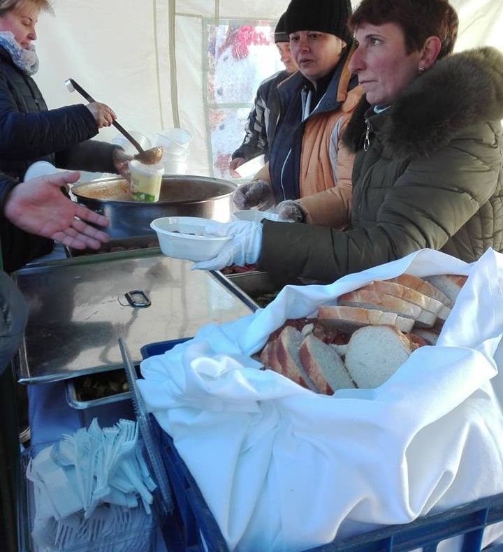 FOTO: Sute de petroșăneni au petrecut Ziua Națională la coadă pentru fasole cu cârnați