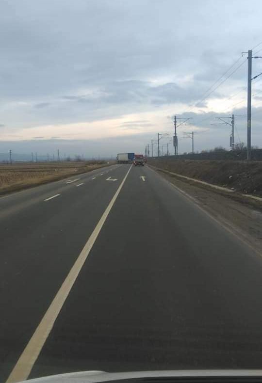 Trafic blocat pe DN 7, în localitatea Dobra. Două femei au fost lovite pe trecerea de pietoni