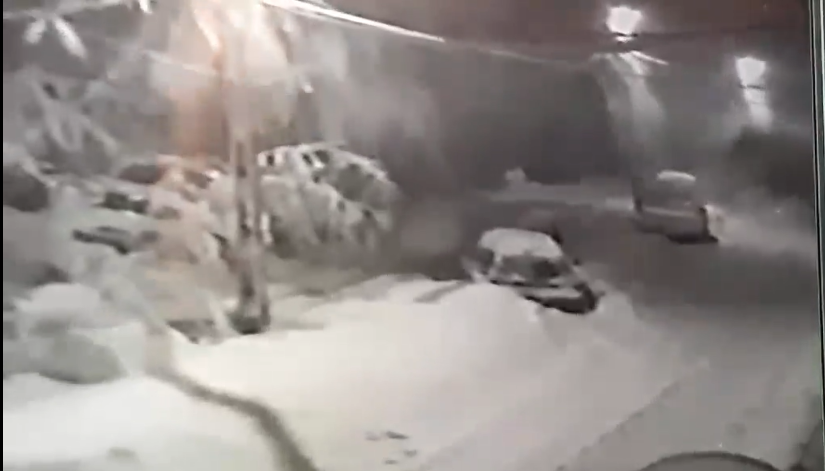 Zeci de familii din Aninoasa își vor petrece următoarele nopți în sala de sport