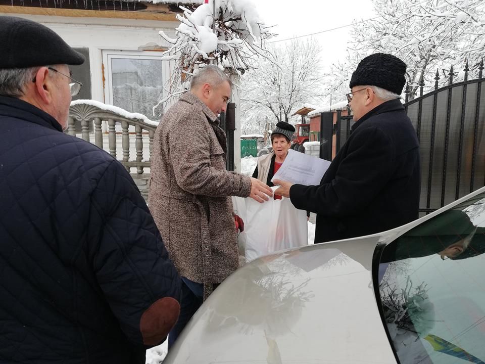 Consilierii și primarul din Băcia au dăruit pachete vârstnicilor din comună