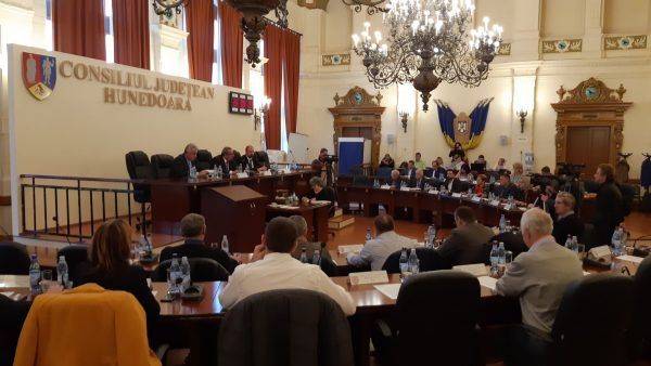 Peste 150 de elevi hunedoreni vor beneficia de burse școlare