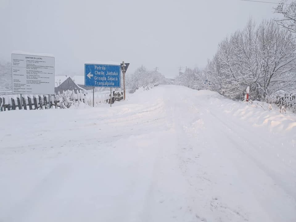 FOTO: Cum arată drumul care duce spre stațiunea montană Parâng