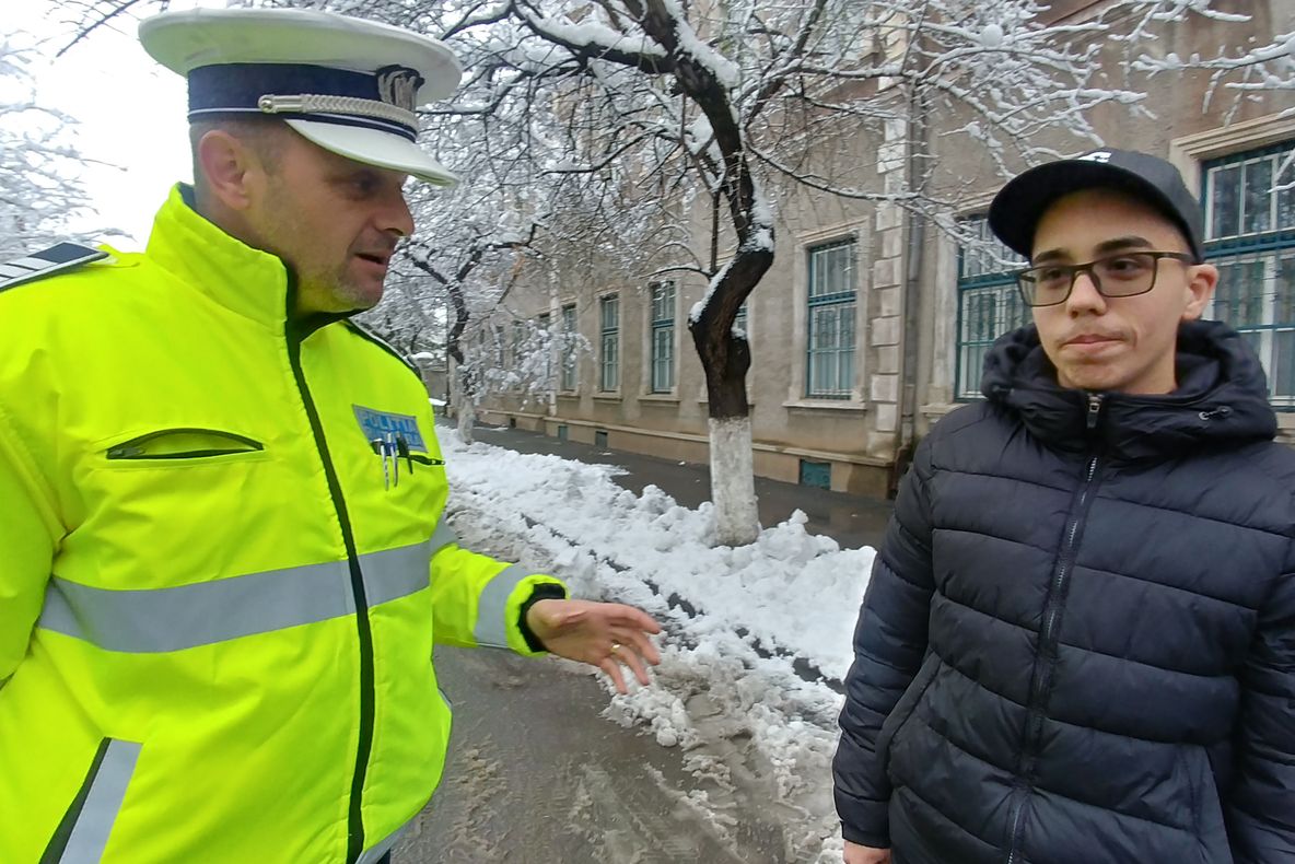 FOTO| Visul unui elev din Hunedoara, îndeplinit. A vrut să vadă cum decurge o zi de muncă în poliție