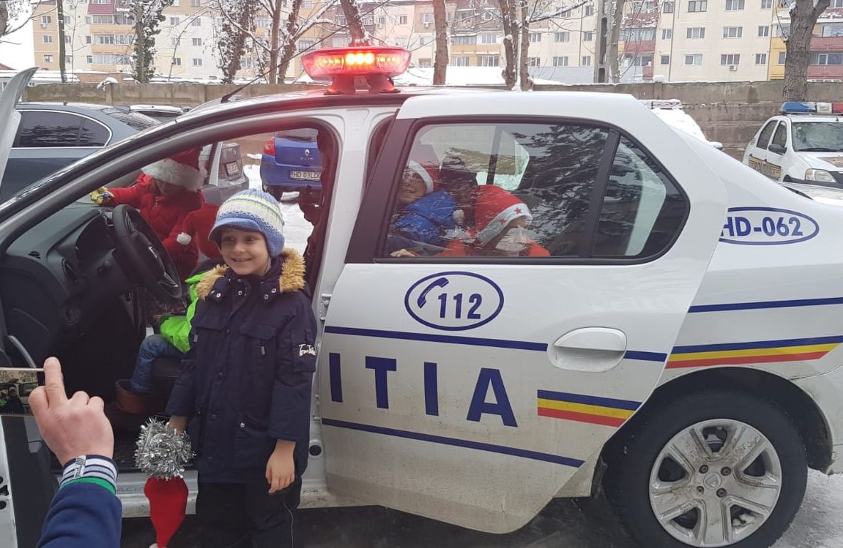Polițiștii din Hunedoara, colindați de copii