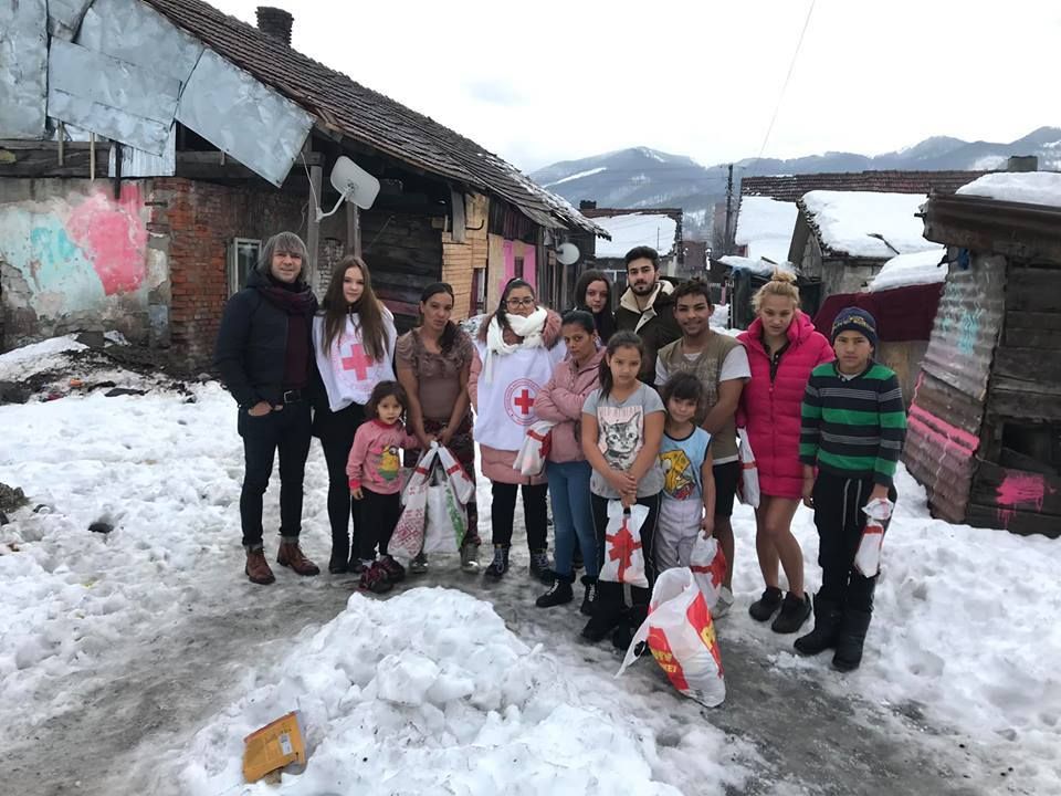 FOTO: Crucea Roșie Vulcan a făcut donații de mii de lei