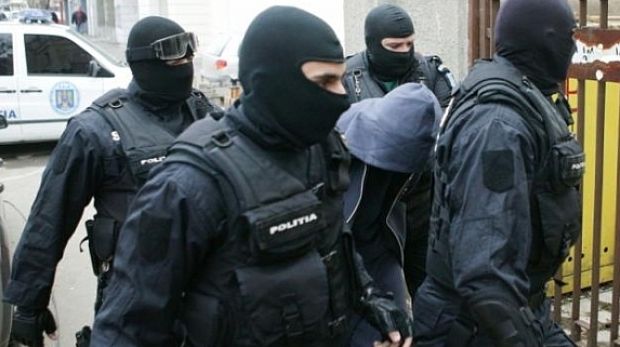 Bandă de hoţi, prinsă în urma unor percheziţii. Mascaţi şi cu mănuşi, indivizii ar fi dat mai multe lovituri în Hunedoara