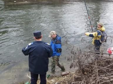 Doi hunedoreni prinşi în timp ce pescuiau ilegal, cu plasă monofilament, în râul Strei