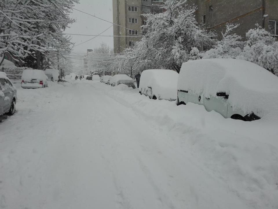FOTO: De 25 de ani nu s-au mai înregistrat așa căderi de zăpadă în Petroșani