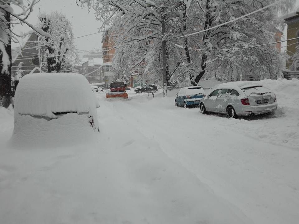 FOTO+VIDEO:  Valea Jiului, sub asediul zăpezii