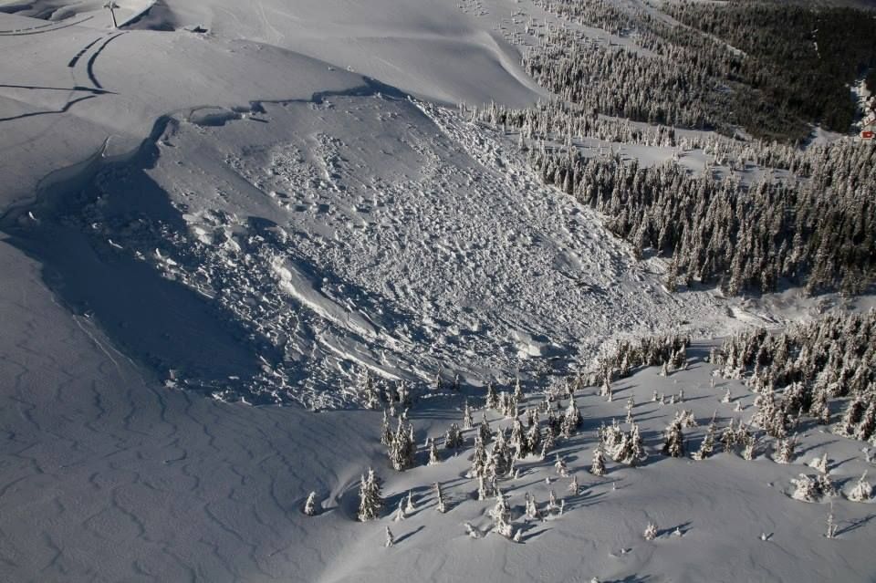 FOTO| Risc ridicat de avalanşă. Turiştii din Straja, avertizaţi
