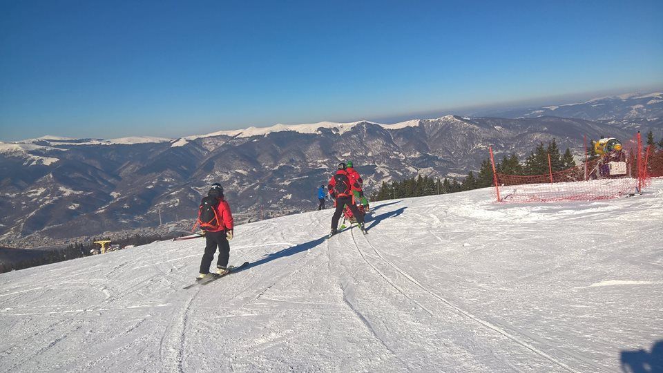 Condiții excelente de schi pe pârtiile din județ. Salvamontiștii atrag atenția turiștilor
