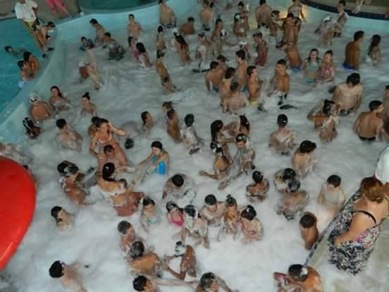 Petrecere cu spumă, în a doua zi a Anului Nou, la complexul acvatic din Deva