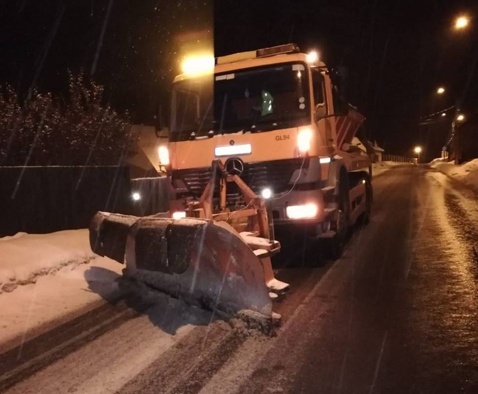 Aproape 300 de tone de material antiderapant, împrăștiate pe drumurile naționale din județul Hunedoara