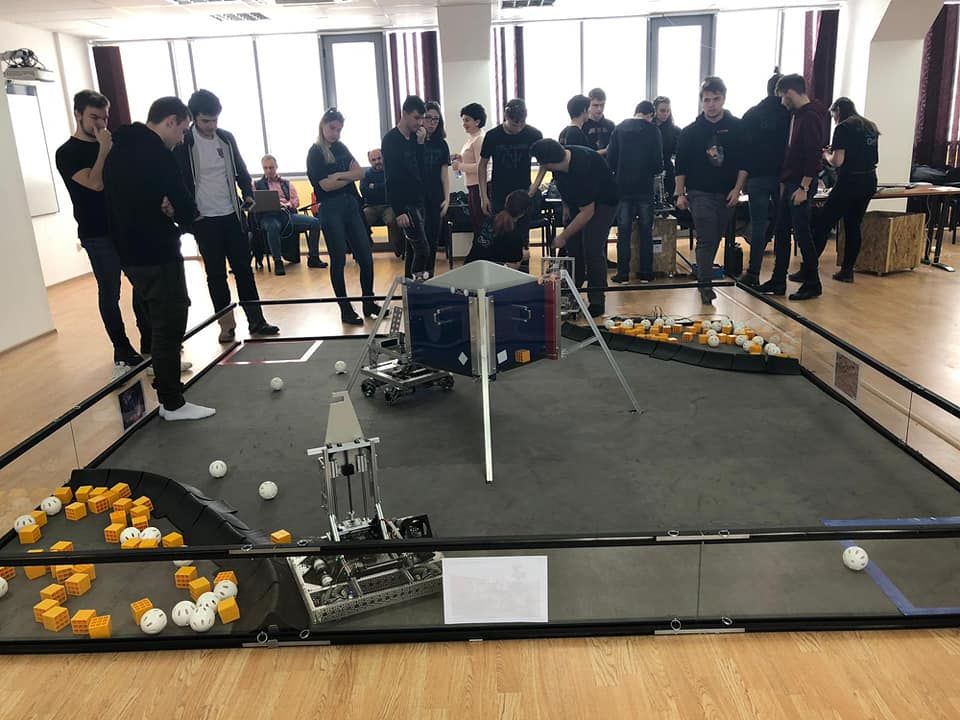 FOTO| Concurs de robotică la Hunedoara. Participă elevi de la mai multe licee din judeţ