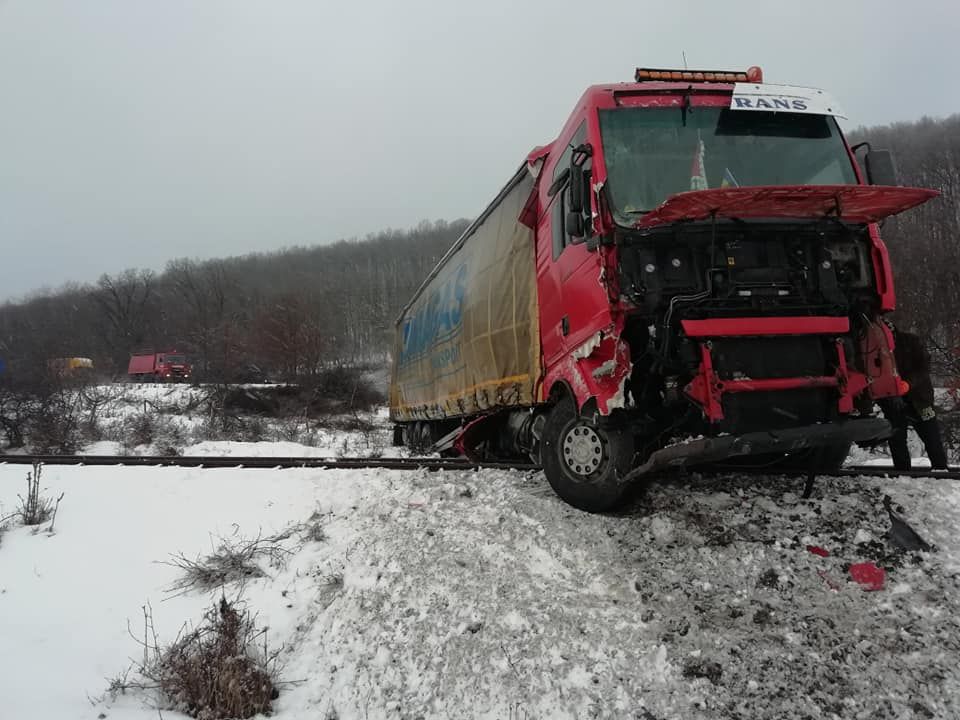 FOTO| Traficul feroviar, blocat între Ilia și Lugoj, după ce un TIR a ajuns pe linia de cale ferată