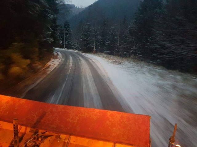 Pe mai multe sectoare de drumuri județene se circulă în condiții de iarnă