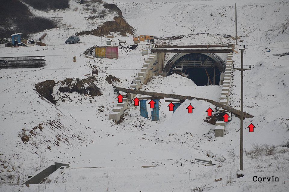 FOTO| Investiție de sute de milioane de lei, blocată de... o țeavă. Tunelul feroviar de la Turdaș nu poate fi terminat din pricina unei conducte