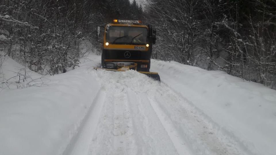FOTO| Drumul spre Bătrâna, degajat de zăpadă. Localnicii au fost izolaţi mai bine de 24 de ore
